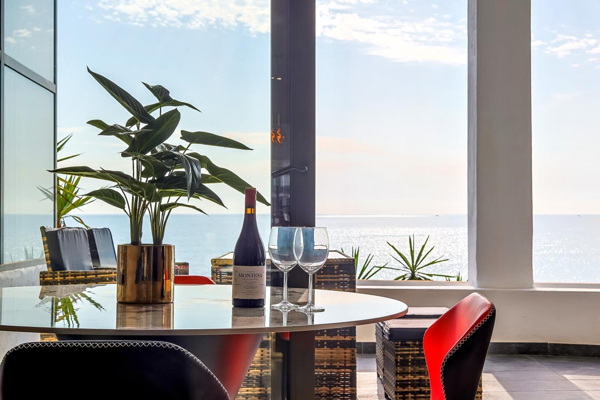 Beachfront With Terrace And Pool Apartamento *