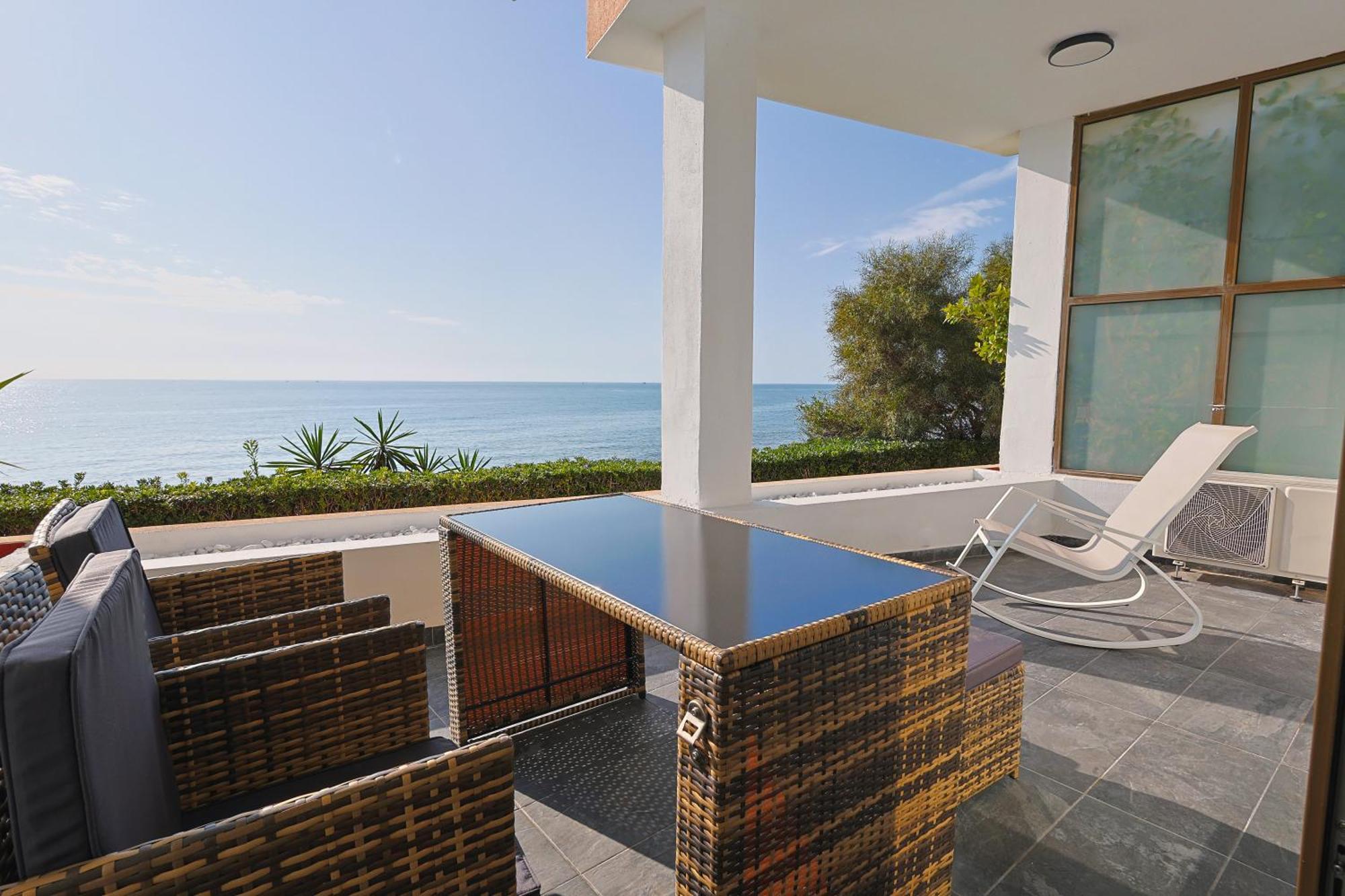 Beachfront With Terrace And Pool * Málaga