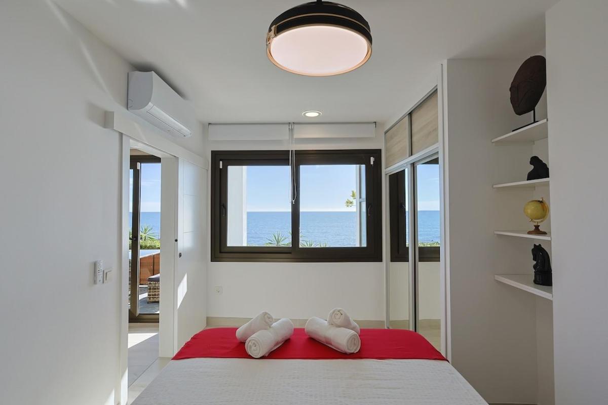 Beachfront With Terrace And Pool Málaga