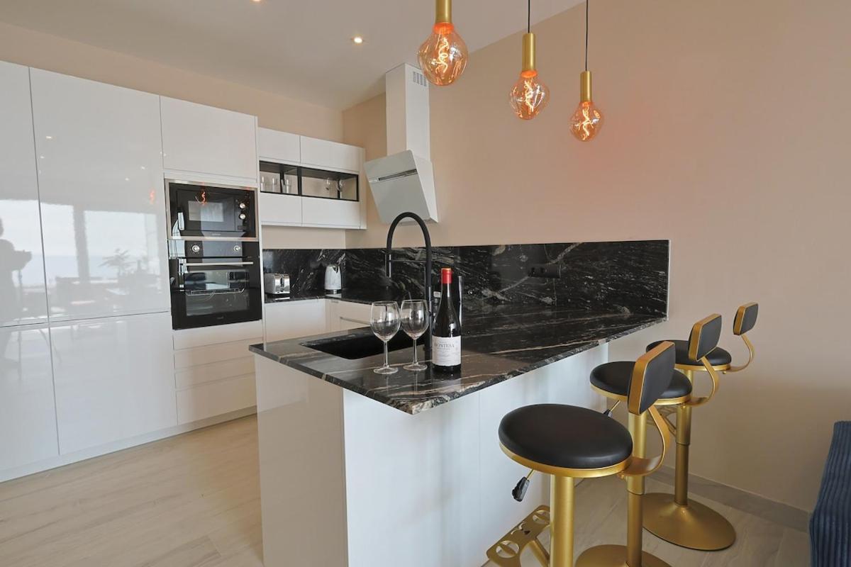 Apartamento Beachfront With Terrace And Pool Málaga