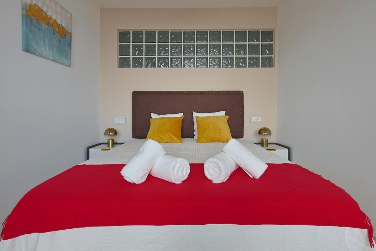 Beachfront With Terrace And Pool Apartamento