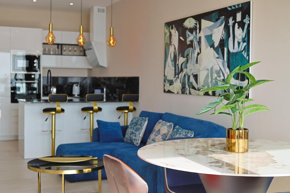 Beachfront With Terrace And Pool Apartamento