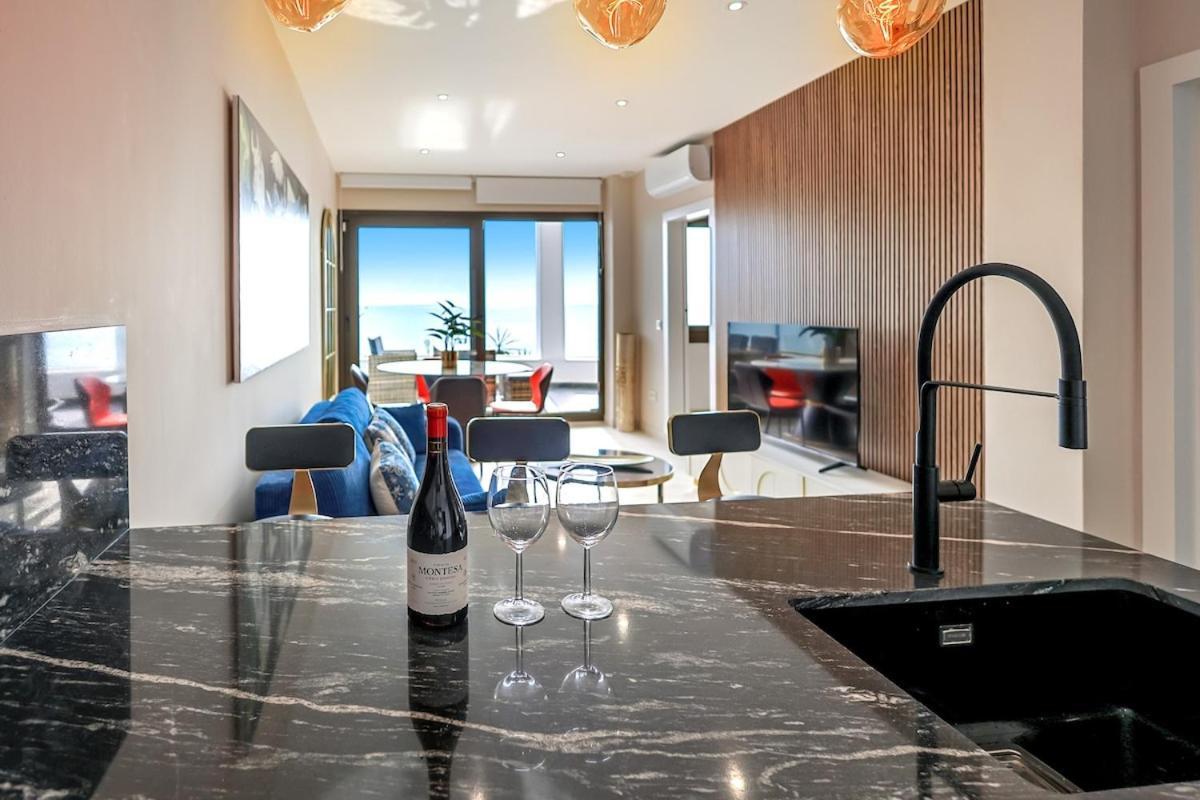 Beachfront With Terrace And Pool Apartamento *