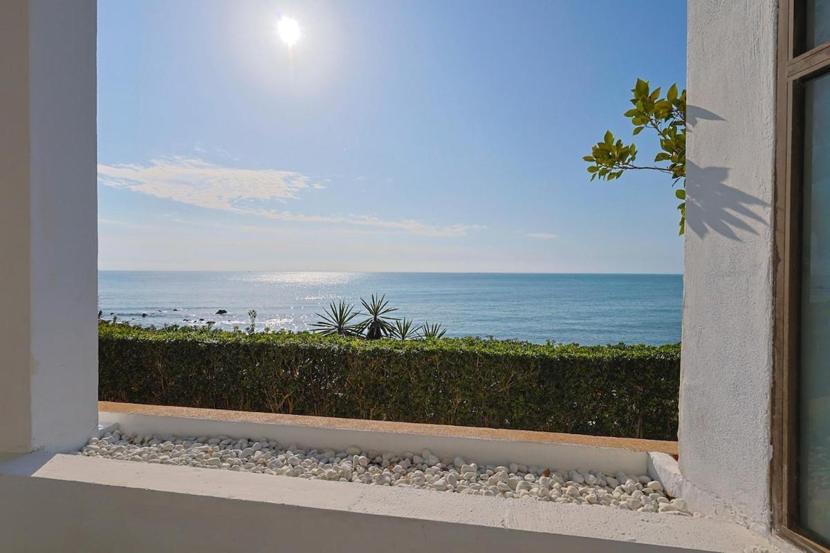 Beachfront With Terrace And Pool Apartamento