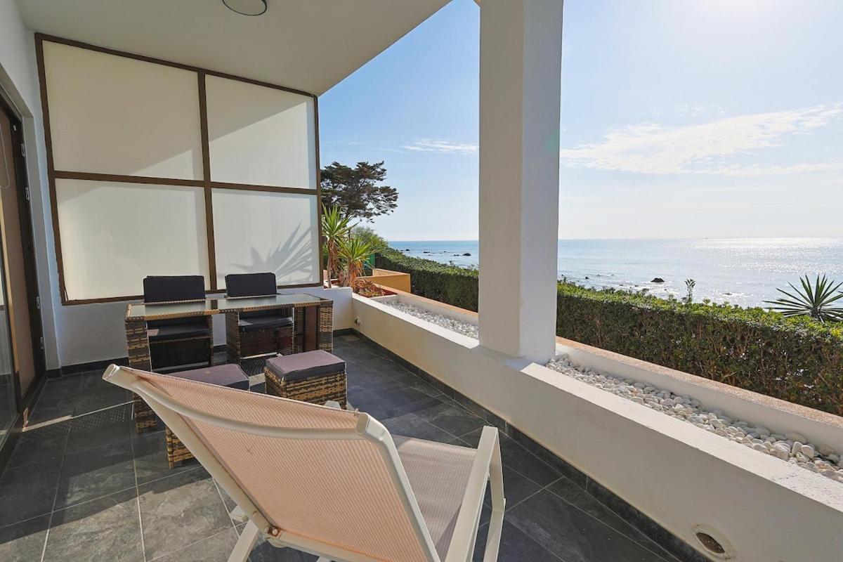 Beachfront With Terrace And Pool Apartamento